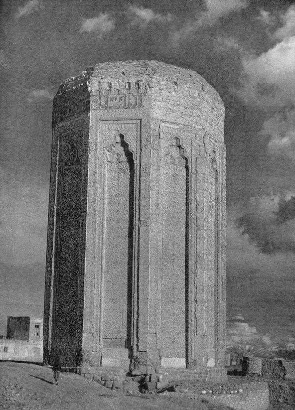 Аджеми ибн Абу  Бекр.  Мавзолей Момине-хатун в Нахичевани