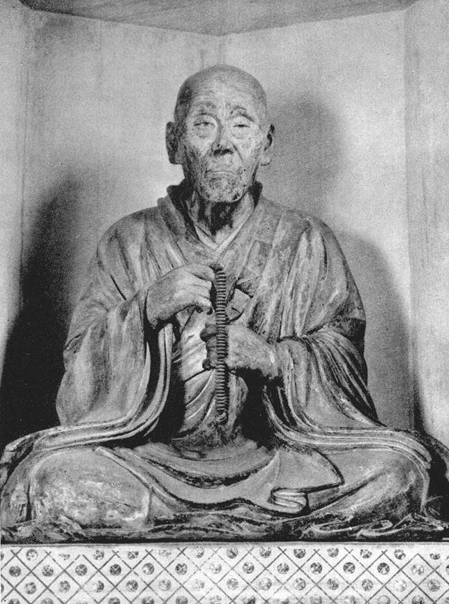 Статуя священника Сундзо