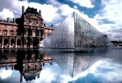 стеклянная пирамида перед Лувром