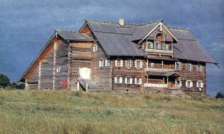 Старинный крестьянский дом в деревне Васильево. Фасад дома.